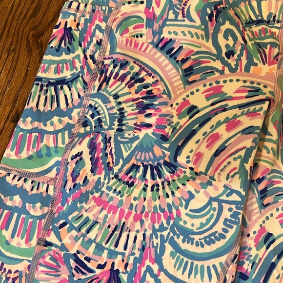 Lilly Pulitzer High Waisted Midi Luxletic Leggings Happy as a Clam Size Large - Picture 4 of 8
